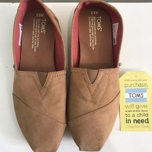 NWT Women’s Tan Suede TOMS sz 6.5